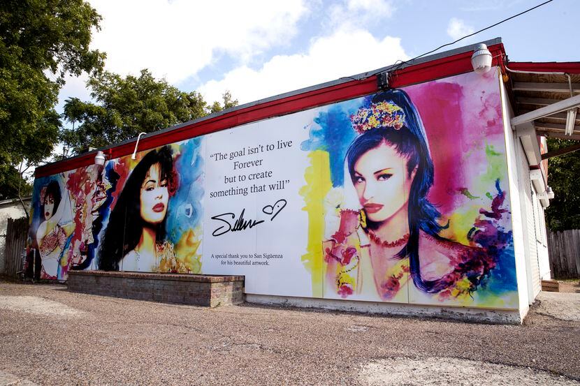 Un nuevo mural de Selena, creado por el artista San Sigüenza fue instalado en Molina, Corpus...