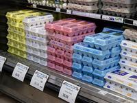 Cartones de huevo en una tienda de HarvesTime Foods, el jueves 5 de enero de 2023, en Chicago.