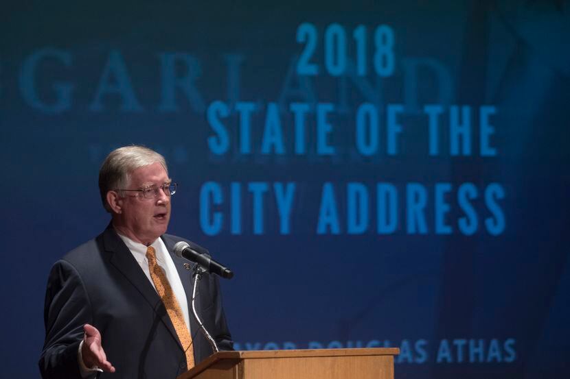 El alcalde de Garland, Douglas Athas, da su informe. La ciudad invita a sus residentes a...