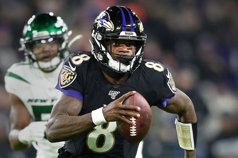 En esta foto del 12 de diciembre de 2019, el quarterback Lamar Jackson (8) de los Ravens de...