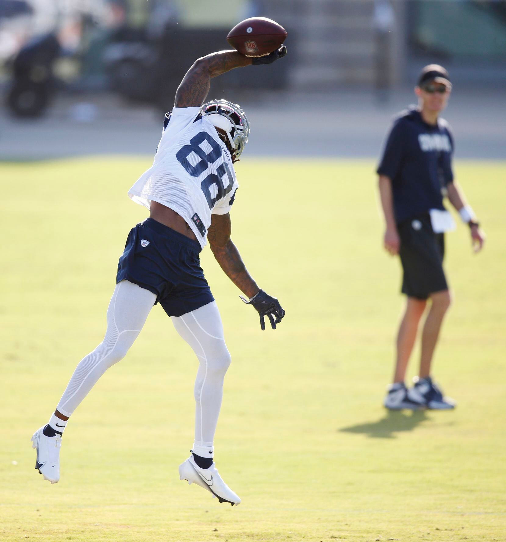 Dallas Cowboys wide receiver CeeDee Lamb (88) makes a one handed catch that he bobbled but...