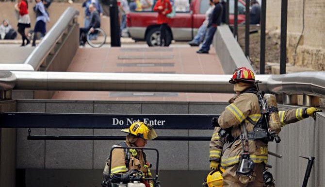 Bomberos de Dallas entran al sótano del edificio Thanksgiving Tower del centro de Dallas,...