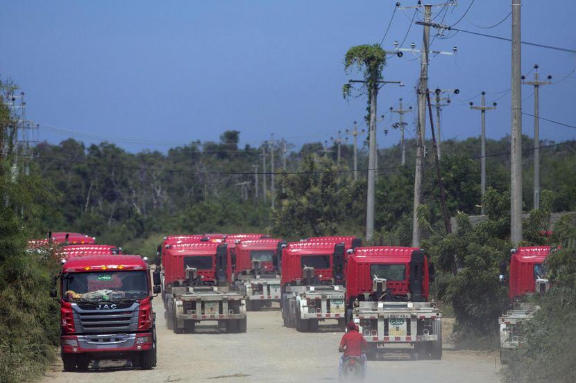 En esta foto del 1 de noviembre del 2016, unos camiones del gobierno que son usados para...