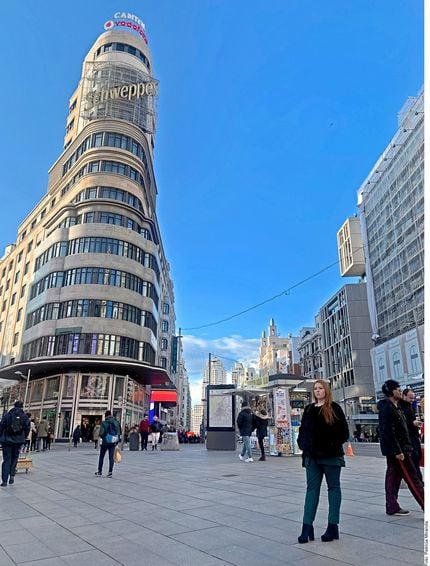 Madrid, la capital de España, con sus rascacielos y recintos feriales, atrae pujantes...
