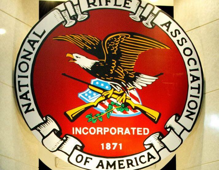 El sello de la National Rifle Association durante una convención anual de armas de fuego en...