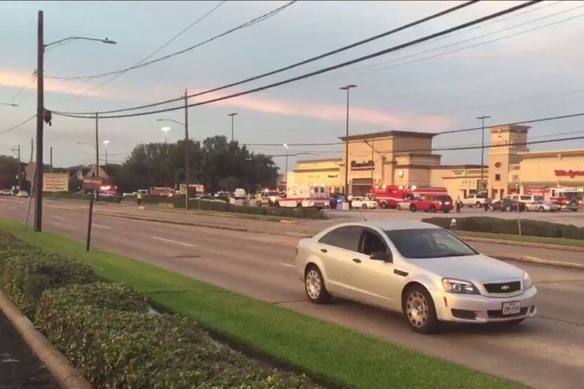 Vehículos de emergencia en Houston en la escena de un tiroteo. (Foto de pantalla/KHOU...