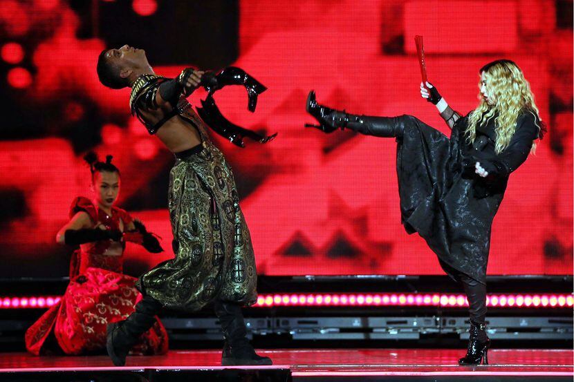 La cantante Madonna dio una vez más de qué hablar, cuando en un concierto le bajó su top a...