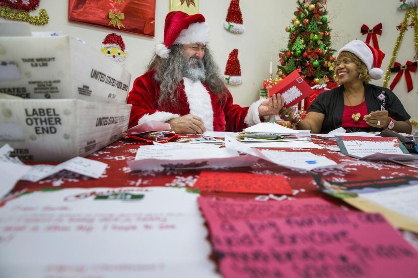 Adam Hamner y Linda Shelby, empleados del servicio postal, contestan las cartas para Santa...