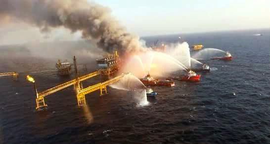 Barcos intentan apagar el incendio en la plataforma petrolera.(AGENCIA REFORMA)
