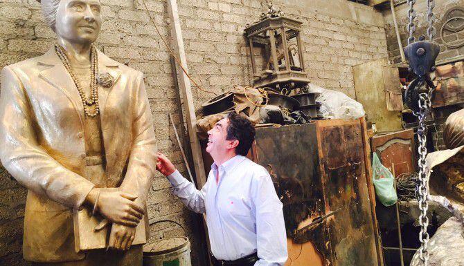 El escultor Germán Michel explica la manufactura de la estatua de Adelfa Callejo en su...