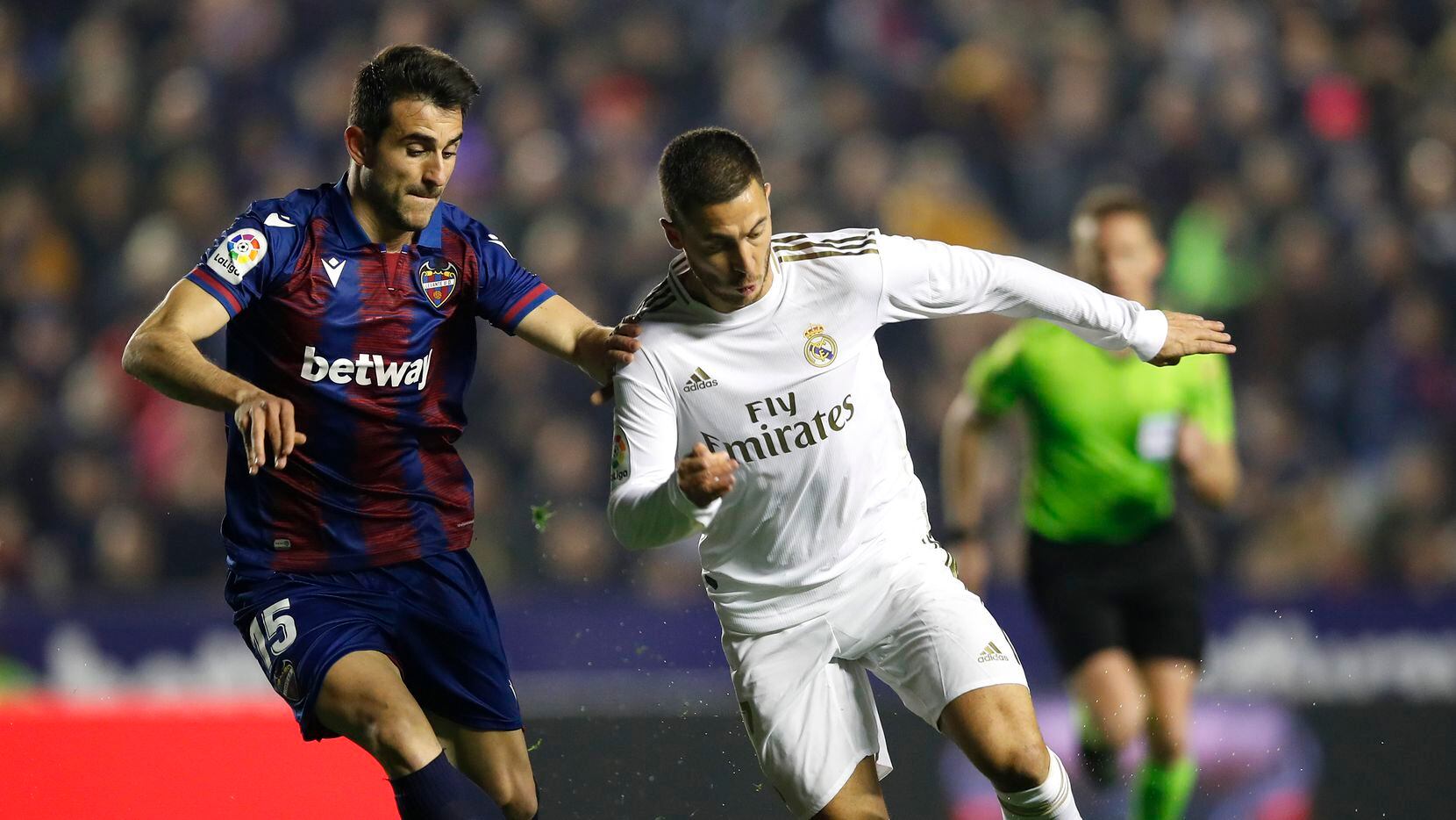 El mediocampista del Real Madrid, Eden Hazard, es presionado por el el jugador del Levante,...