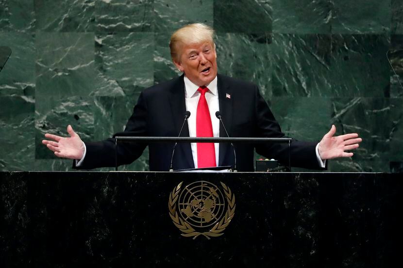 El presidente Donald Trump sonríe al ver la reacción de la congregación de líderes mundiales...