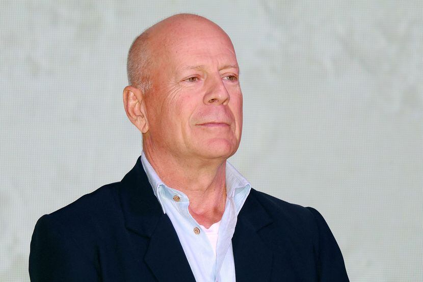 El actor Bruce Willis publicó en redes sociales un mensaje en el que da a entender que...