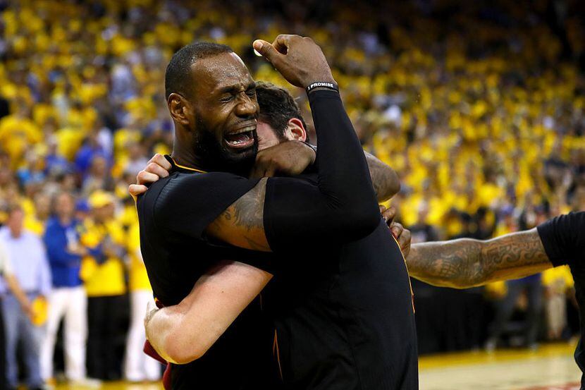 LeBron James se abraza con sus compañeros tras ganar el título para los Cavs en la NBA. Foto...