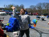 Blake Johnson, de Frackville, Filadelfia, juega con burbujas en un evento sobre autismo...