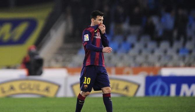 Lionel Messi deja la cancha luego de la derrota del barcelona 1-0 ante Real Sociedad...