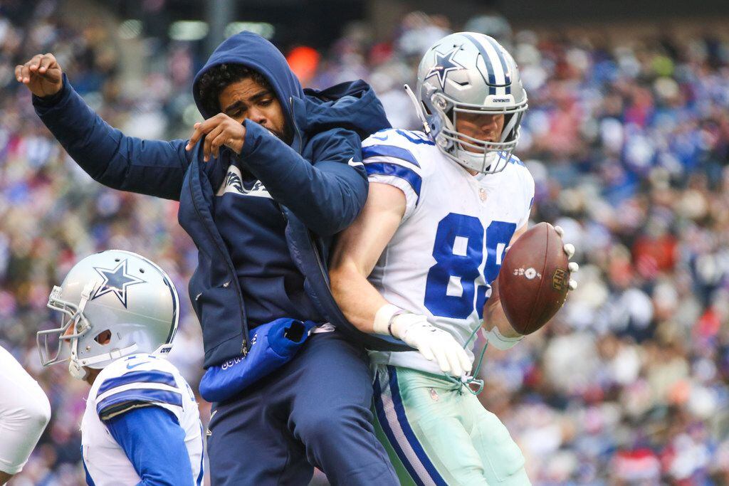 Dallas Cowboys running back Ezekiel Elliott (left) celebrates with tight end Blake Jarwin (89) after a Jarwin touchdown in the first half of an NFL football game at MetLife Stadium in East Rutherford, New Jersey on Sunday, Dec. 30, 2018. (Shaban Athuman/The Dallas Morning News)