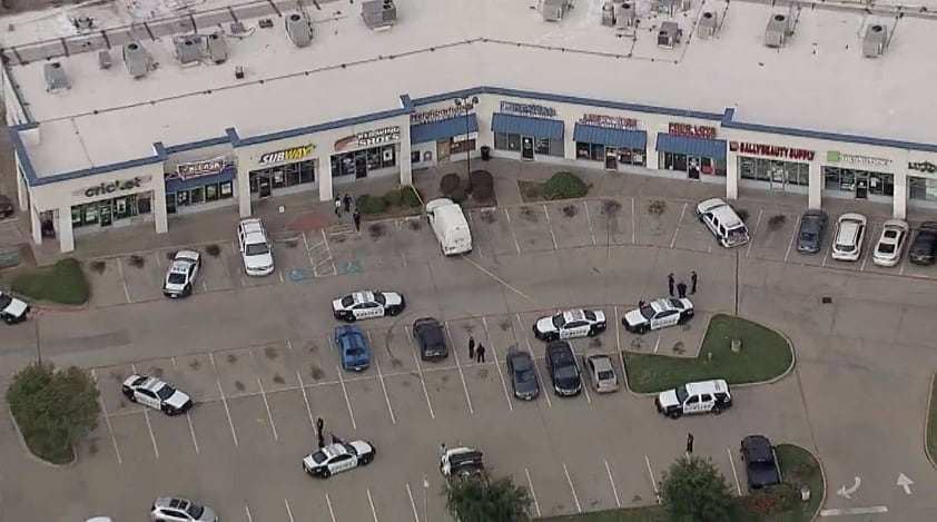 Varios patrulleros llegaron hasta las afueras de una unión de crédito en las afueras de un centro comercial de Oak Cliff en donde hubo una balacera.
