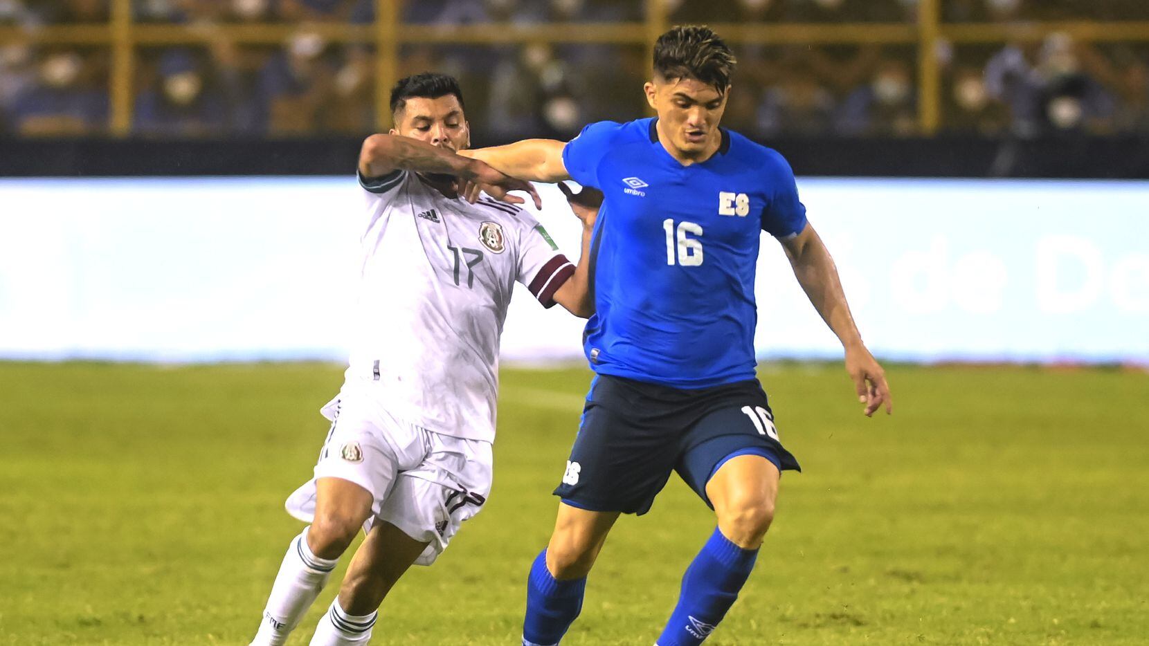 El jugador de la selección de El Salvador, Eduardo Vigil (der), protege el balón ante la...