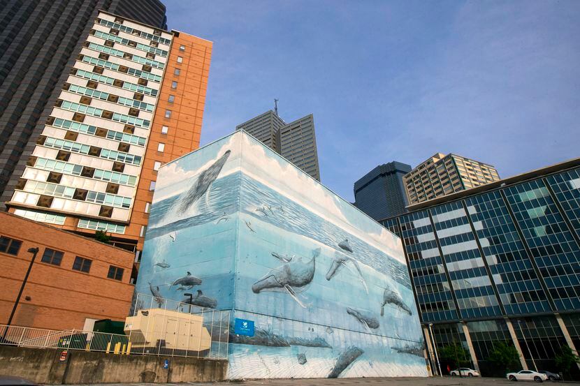 El mural"Whaling Walls" reapareció en el centro de Dallas debido a que no hay publicidad,...