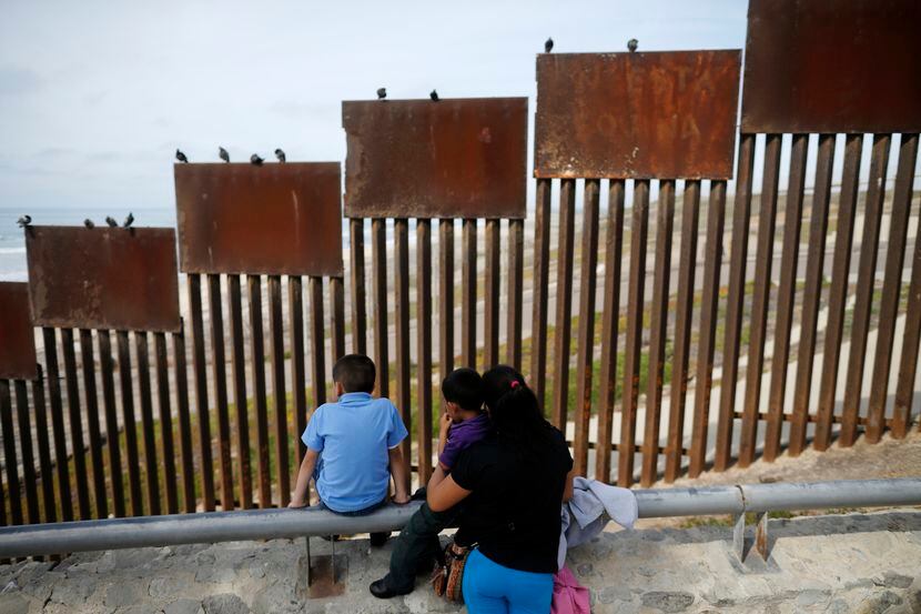 Una sección de la cerca en la frontera entre Estados Unidos y México. AP
