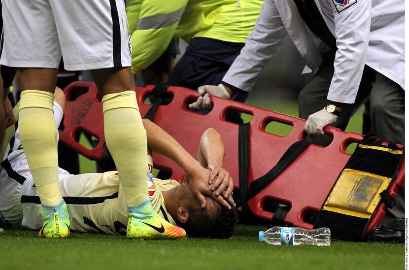 El defensa del América, Paul Aguilar, sufrió una lesión en su rodilla en el partido ante el...