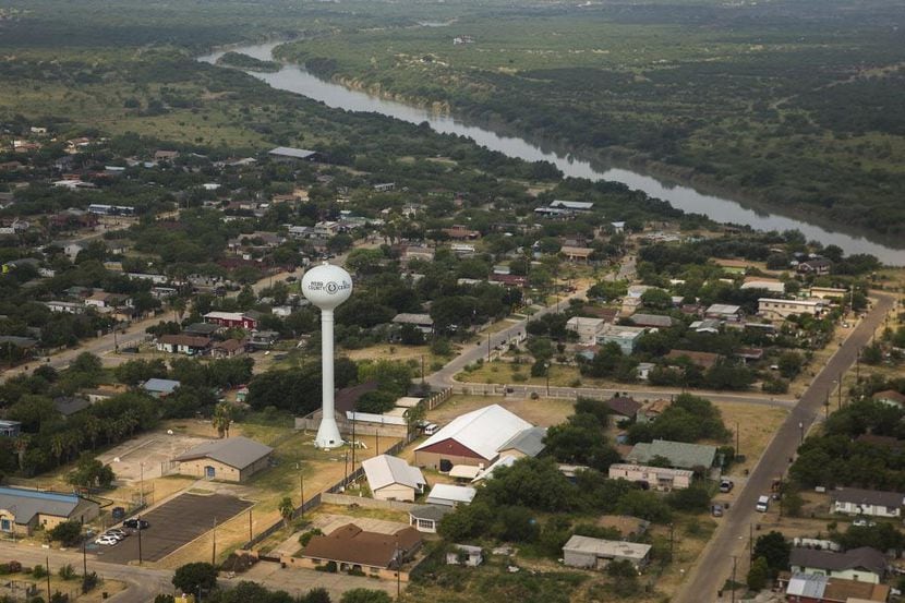 Una toma aérea de El Cenizo, al pie del Río Grande. Con una población de 3,800 habitantes,...