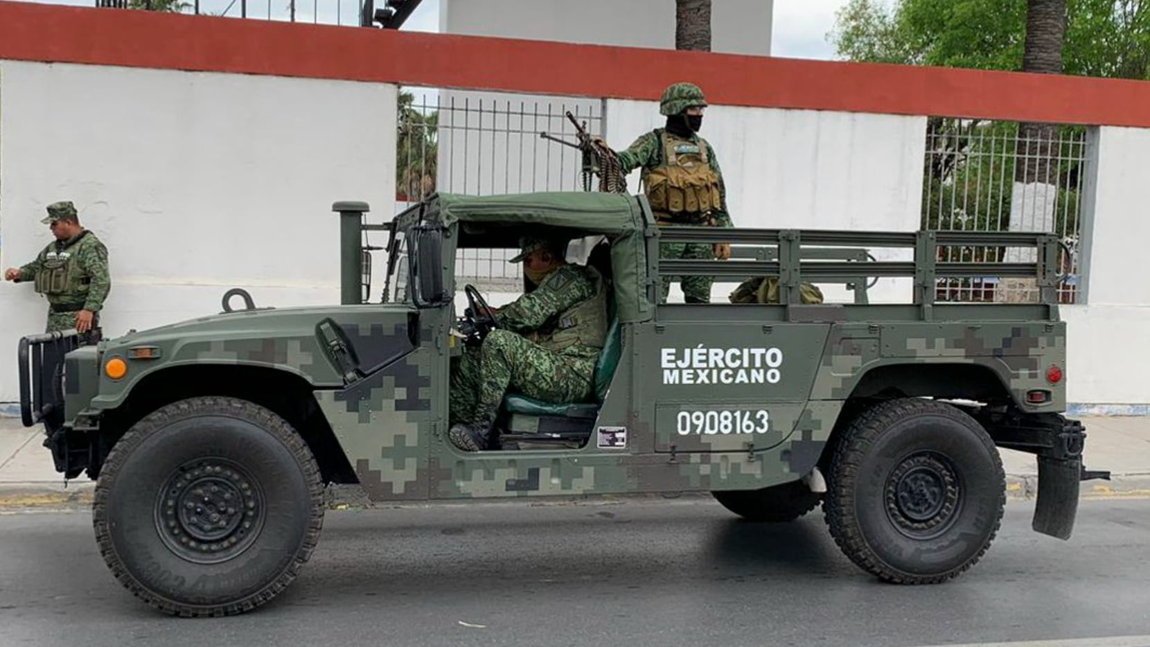 Soldados mexicanos ayudando en la búsqueda de los cuatro ciudadanos estadounidenses...