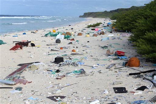 Esta foto proporcionada por Jennifer Lavers muestra desechos de plástico en la playa de la...