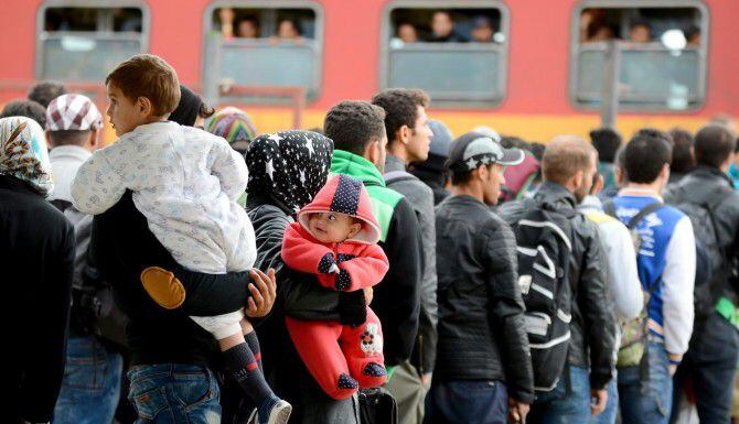 Cientos de refugiados hacen fila para abordar un tren de Macedonia al centro de Europa....