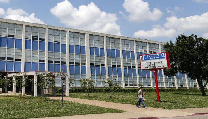 La preparatoria Spruce es una de varias escuelas de Dallas que tendrá nuevo director el...