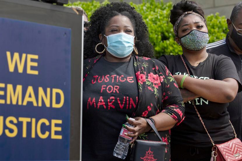 (Desde la izq.) LaSandra Scott, madre de Marvin Scott, LaChay Batts, hermana mayor, y Marvin...