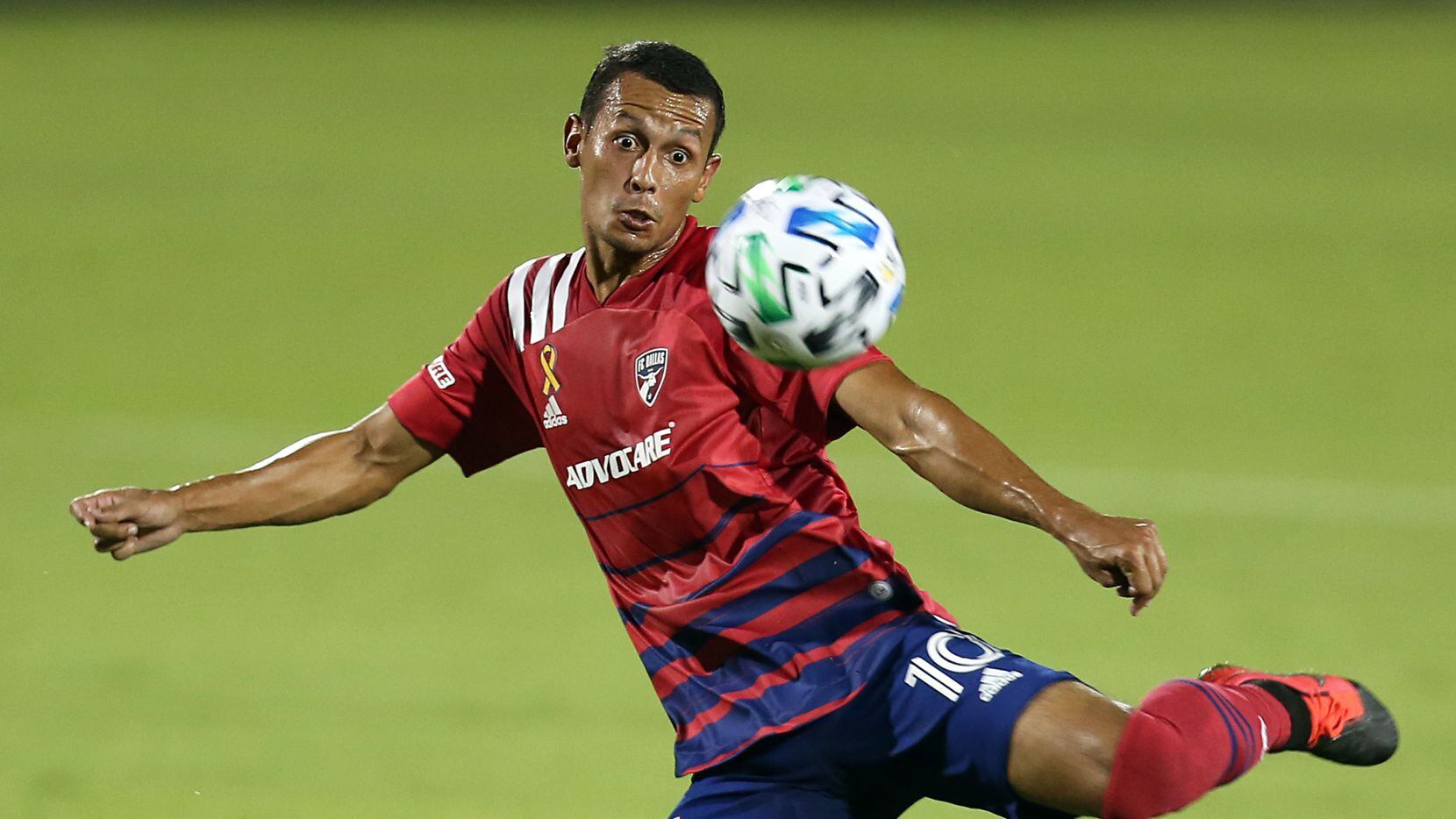 El mediocampista colombiano del FC Dallas, Andrés Ricaurte, anotó un gol espectacular en el...