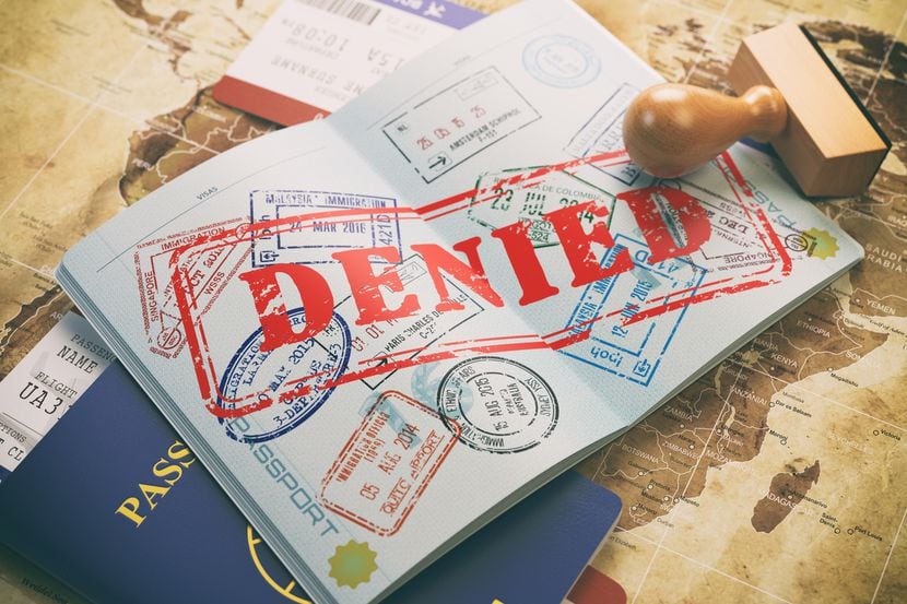 Un pasaporte con sellado de negativa de ingreso al país. iStock.
