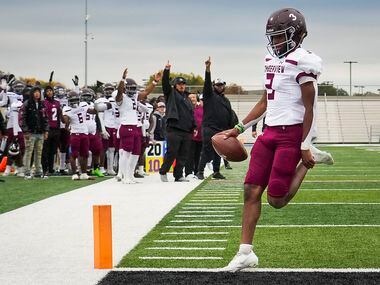 Mansfield Timberview quarterback Cameron Bates (3) scores on a touchdown run during the...