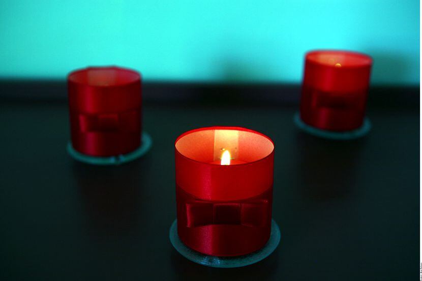 Un ritual que le dará luz a tu 2018 es poner velas de colores: azul trae tranquilidad al año...