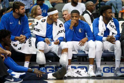Seth Curry (centro) de los Dallas Mavericks sufre una lesión en la tibia izquierda. Foto DMN
