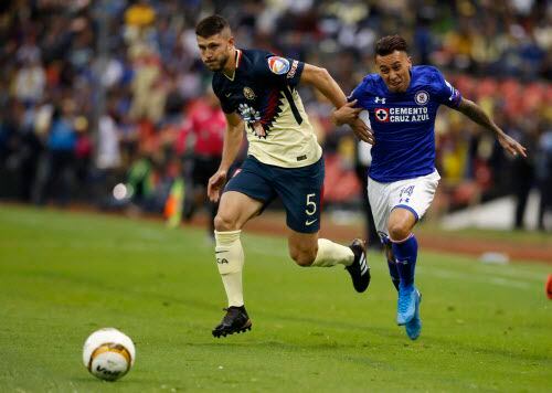 Guido Rodríguez y el América se enfrentaron al Cruz Azul el domingo en el Azteca en el...