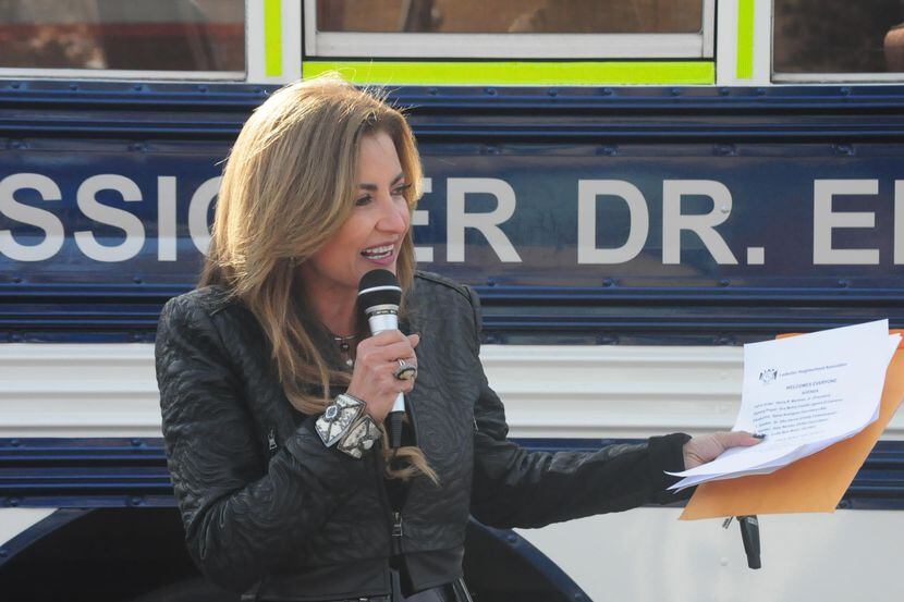 La comisionada Elba García donó un autobús para adultos mayores en West Dallas (ESPECIAL...