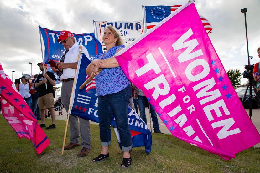 Dolly Stickney sostiene un cartel que dice 'Mujeres por Trump' durante el evento America is...