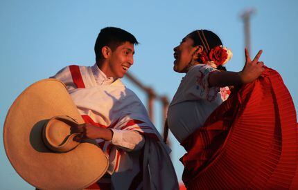 Artistas con trajes tradicionales de Perú bailan en el 6to Festival Mundial de Folklore...