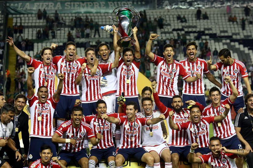 Las Chivas celebraron su primer título desde el 2006 al vencer al León en la final de la...