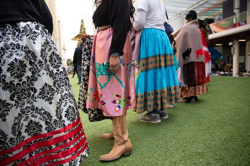Skirts of many colors were a popular fashion choice.