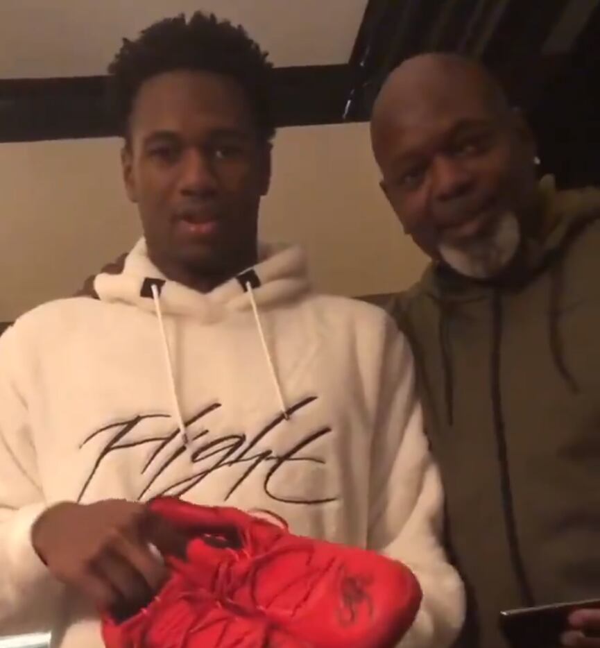 Watch: Jesuit's . Smith, son of Cowboys legend Emmitt Smith, shows off  shoes gifted to him by Warriors' Steph Curry