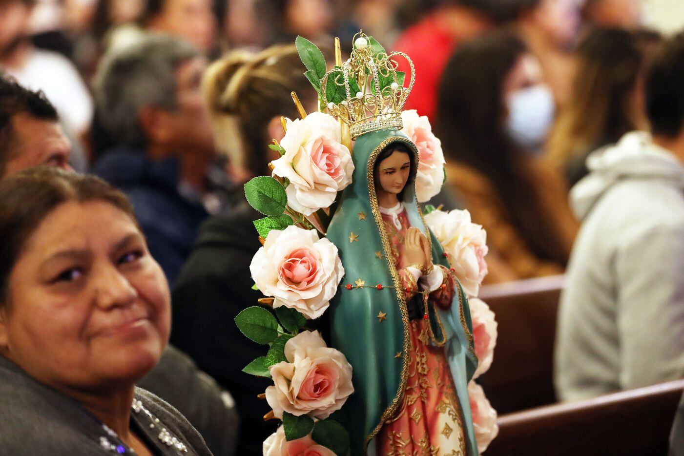 Una persona carga una imagen de la Virgen de Guadalupe en la Catedral Santuario de Guadalupe...