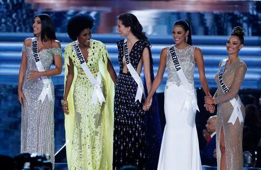 De izquierda a derecho las cinco finalistas de Miss Universo, Miss Colombia Laura González,...