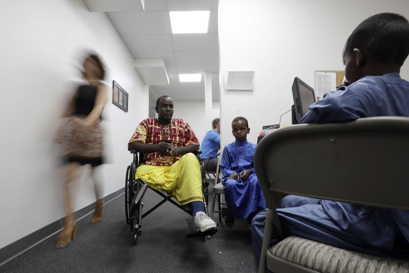 Ali Said, de Somalia, espera en San Diego en un centro de refugiados con sus dos hijos....