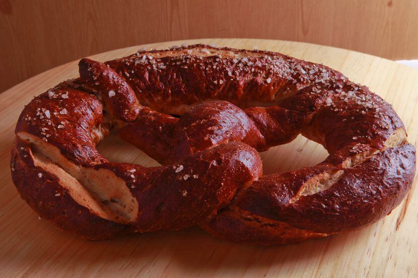 Se cree que el pretzel se originó en la Edad Media inventado por monjes italianos, quienes...