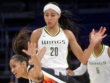 Phoenix Mercury guard Skylar Diggins-Smith (4) reacts after Dallas Wings forward Isabelle...