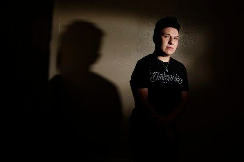 Jesús Martínez, 19, posa para una fotografía en su nueva casa en East Dallas. Después de...